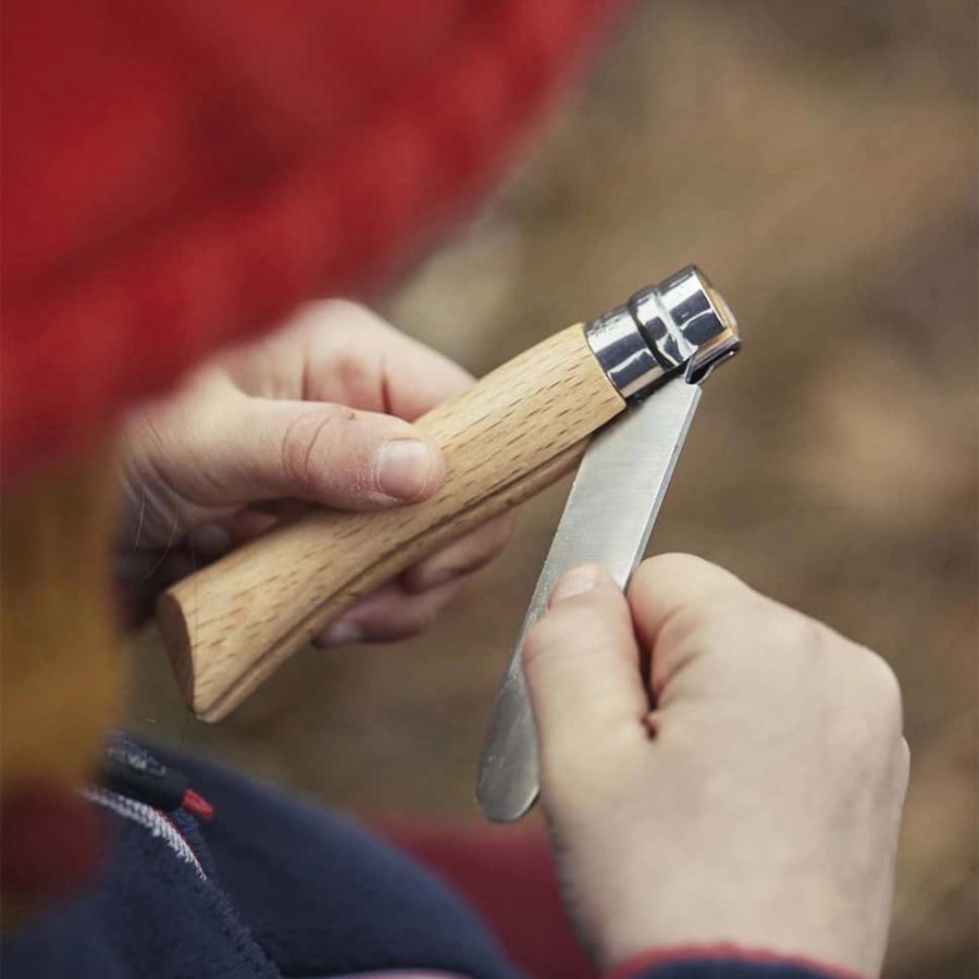 ילד מקפל את הסכין - תמונת תקריב