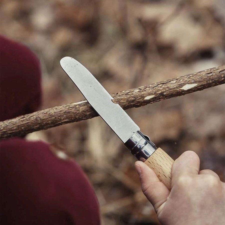 ילד מגלף מקל בטבע - תקריב