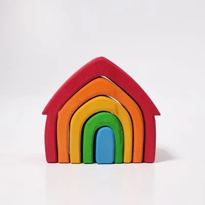 בית מעץ עם 5 שכבות בצבעי הקשת