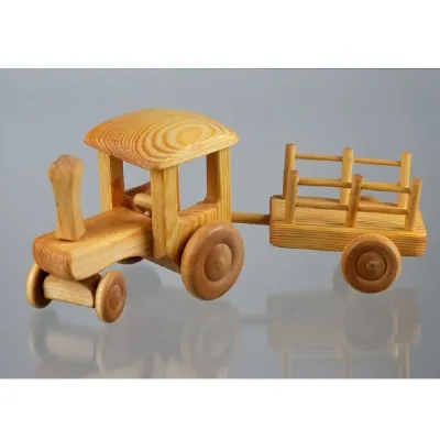 טרקטור עשוי עץ עם ארבעה גלגלים, ואליו מחוברת עגלה עם שני גלגלים