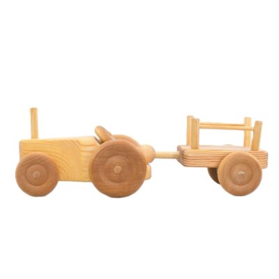 טרקטור מעץ עם 4 גלגלים, 2 קטנים ו2 גדולים, מחובר לעגלה מעץ עם 2 גלגלים