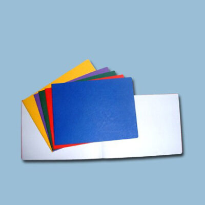 מחברת אחת פתוחה בצורת מלבן שוכב, ועליה מונחים עוד 5 מחברות בצבעי כחול, אדום, ירוק, סגול וצהוב.