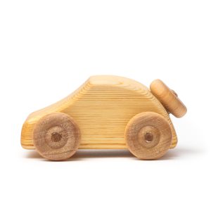 מכונית קטנה עשויה עץ טבעי עם ארבעה גלגלים, ועוד גלגל חלופי המחובר לשמשה האחורית - מבט מהצד