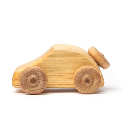 מכונית קטנה עשויה עץ טבעי עם ארבעה גלגלים, ועוד גלגל חלופי המחובר לשמשה האחורית - מבט מהצד