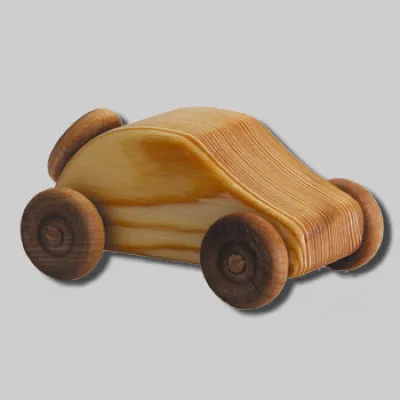 מכונית קטנה עשויה עץ טבעי עם ארבעה גלגלים, ועוד גלגל חלופי המחובר לפאה האחורית