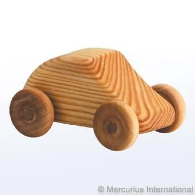 מכונית קטנה עשויה עץ טבעי עם ארבעה גלגלים