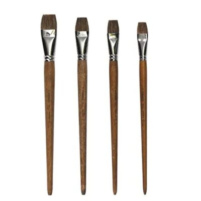 ארבעה מכחולים עם ידית בצבע עץ כהה, עם קצה מברשת שטוח