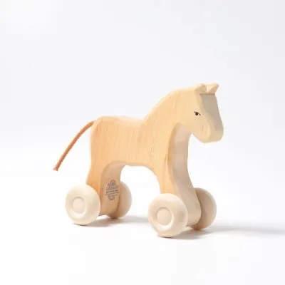 סוס קטן מעץ בצבע עץ טבעי, עם זנב, אוזניים ועיניים. מחובר ל4 גלגלים ברגליים