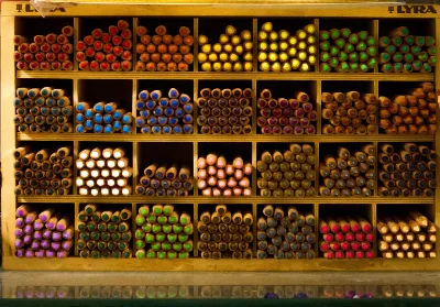 ארונית ובה 20 תאים, בכל תא ישנם כ-20 עפרונות, בצבע אחר.