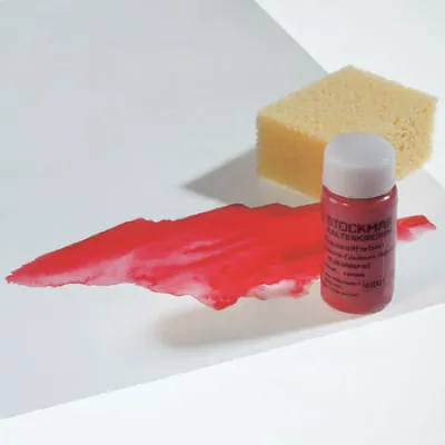 בקבוקון של צבע מים אדום, לצידו דוגמה של כתם צבע, ולצידה ספוג קטן.