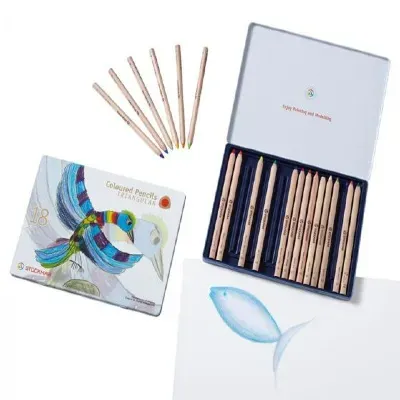 קופסת פח ובה 18 עפרונות שטוקמר צבעוניים עשויים עץ. לצד הקופסה דוגמה לציור של דג בצבע כחול.