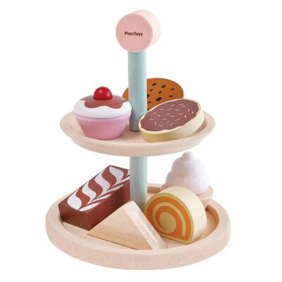 מעמד דו קומתי בצבע עץ טבעי ותכלת, ועליו מגוון קינוחים.