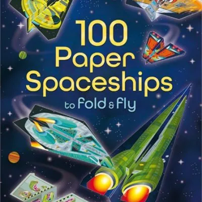 כיתוב באנגלית 100 paper spaceships - to fold and fly. מסביב איורים של מטוסים וחלליות עשויים קיפולי נייר וטסים בחלל.