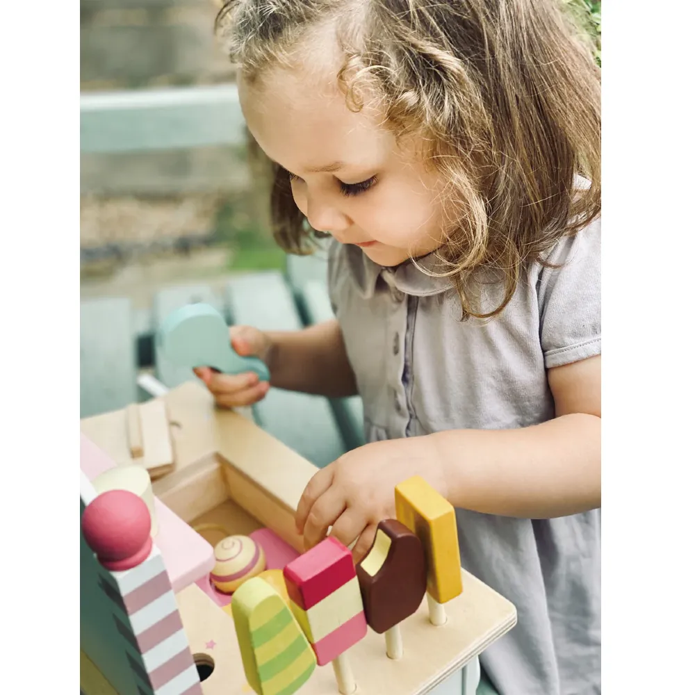 ילדה משחקת בעגלת הגלידה