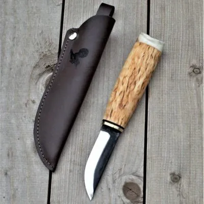 סכין גילוף עם ידית עץ, לצד נרתיק עור בצבע חום