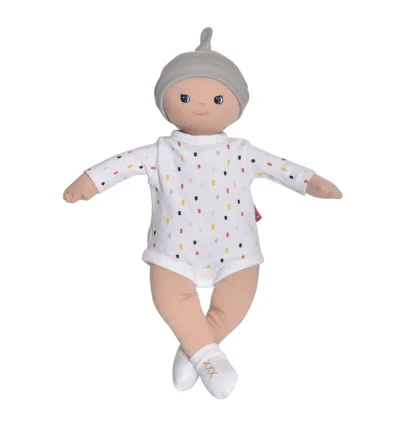 בובת תינוק עם גרביים ובגד גוף לבנים וכובע תינוק אפור.