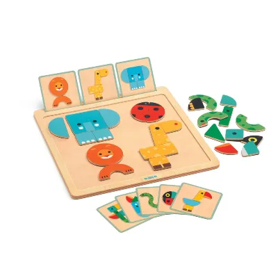 משטח מרובע מעץ, כרטיסיות עם איורי חיות, וחלקי המשחק להרכבה על המשטח המגנטי.