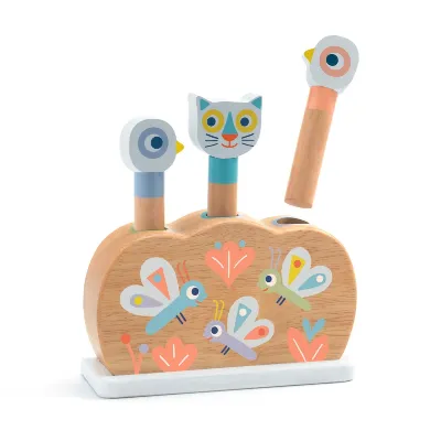 משחק עץ עם איורי פרפרים ופרחים, ובו 3 מוטות עם "ראש" אחד של חתול, ושניים של ציפורים.