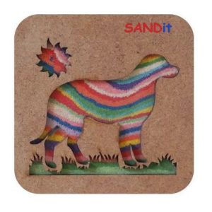 ערכה מרובעת בצבע חום עם הכותרת SANDIT, עם כלב עשוי חול צבעוני.