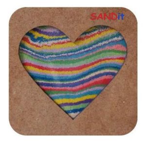 ערכה מרובעת בצבע חום עם הכותרת SANDIT, עם לב עשוי חול צבעוני.