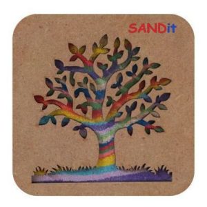 ערכה מרובעת בצבע חום עם הכותרת SANDIT, עם עץ עשוי חול צבעוני.