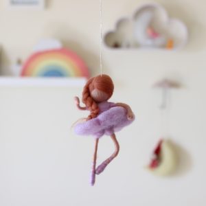 בלרינה על חוט עם שמלה סגולה ושיער חום