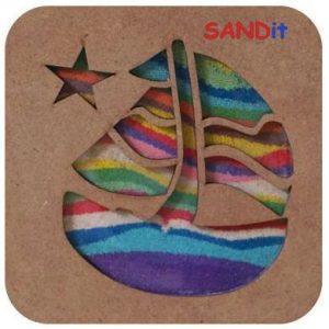 ערכה מרובעת בצבע חום עם הכותרת SANDIT, עם ציור עשוי חול צבעוני של סירה וכוכב