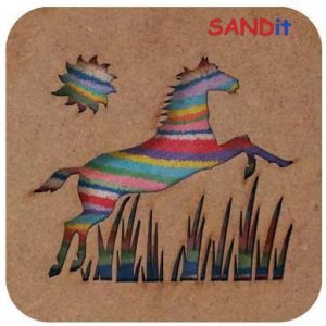 ערכה מרובעת בצבע חום עם הכותרת SANDIT, עם ציור עשוי חול צבעוני של סוס ושמש