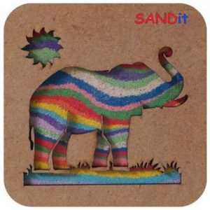 ערכה מרובעת בצבע חום עם הכותרת SANDIT, עם ציור עשוי חול צבעוני של פיל ושמש מאחוריו.