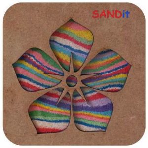 ערכה מרובעת בצבע חום עם הכותרת SANDIT, עם ציור עשוי חול צבעוני של פרח