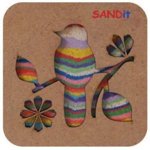 ערכה מרובעת בצבע חום עם הכותרת SANDIT, עם ציור עשוי חול צבעוני של ציפור על ענף