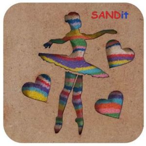 ערכה מרובעת בצבע חום עם הכותרת SANDIT, עם ציור עשוי חול צבעוני של רקדנית ושלושה לבבות מסביבה.