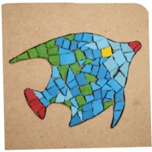 ציור מפסיפס - דג בגווני כחול ירוק, עם כתמים אדומים ועין צהובה