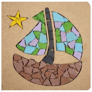 ציור מפסיפס - סירת מפרש בגווני חום כחול ירוק וסגול, עם כוכב צהוב מעליה.