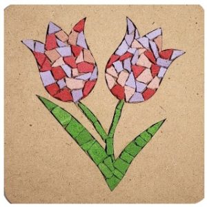 ציור מפסיפס - שני פרחים בגווני ורוד-אדום, עם גבעולים ועלים ירוקים