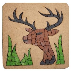 ציור מפסיפס - צבי חום ודשא ירוק סביבו.