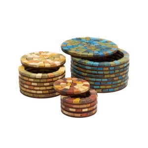 שלוש קופסאות עגולות עשויות פסיפס- בגווני טורקיז, חום וכתום