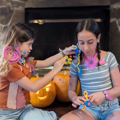 שתי ילדות יוצרות תכשיטים בקליקסו