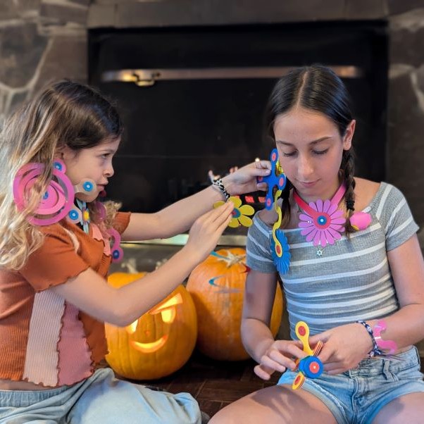 שתי ילדות יוצרות תכשיטים בקליקסו