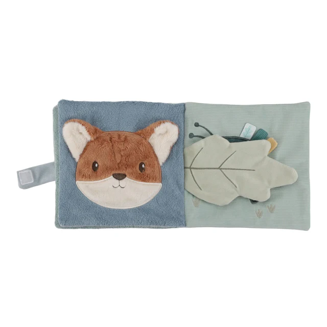 שני עמודים מהספר הרך- שועל וחיפושית - מכוסה על ידי עלה