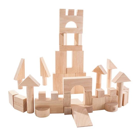 דוגמה לבנייה של טירה באמצעות בלוקים בצבע עץ בהיר.