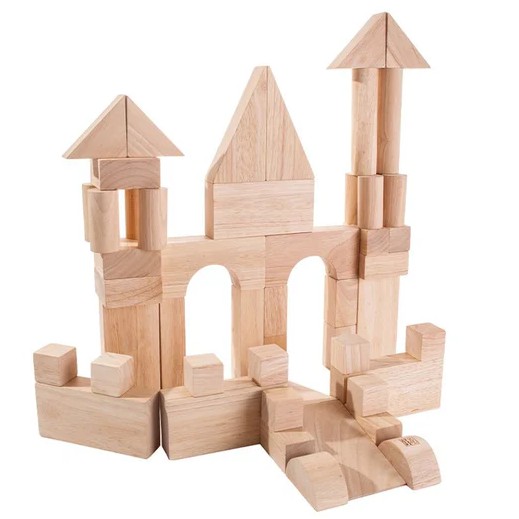 דוגמה לבנייה של טירה באמצעות בלוקים בצבע עץ בהיר.