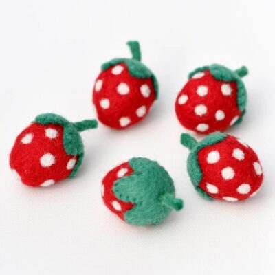 חמישה תותים אדומים עם נקודות לבנות ועלים ירוקים - עשויים לבד