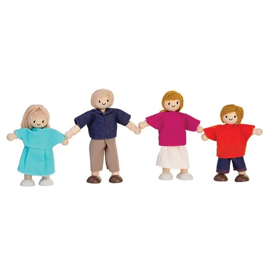 משפחת בובות עם שיער בהיר ועור בהיר - אמא בחולצה ורודה, אבא בחולצה כחולה, ילדה בשמלה תכלת, וילד בחולצה אדומה