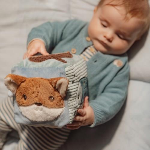 תינוק משחק עם הקוביה