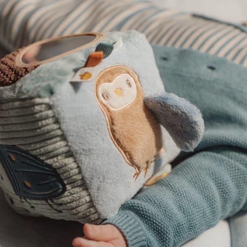 תינוק משחק עם הקוביה