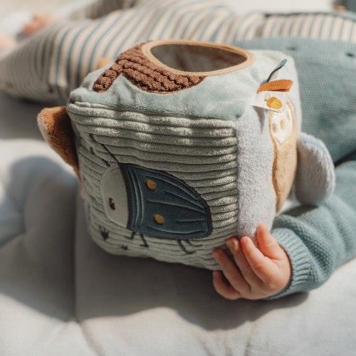 תינוק משחק עם הקוביה