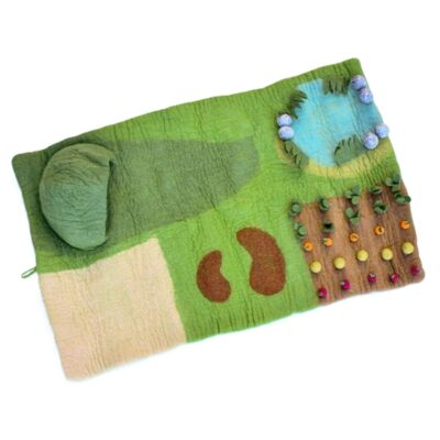 משטח מלובד המדמה חווה, בגווני ירוק חום וכחול - שדות, מערה, ירקות גדלים, ואגם קטן.