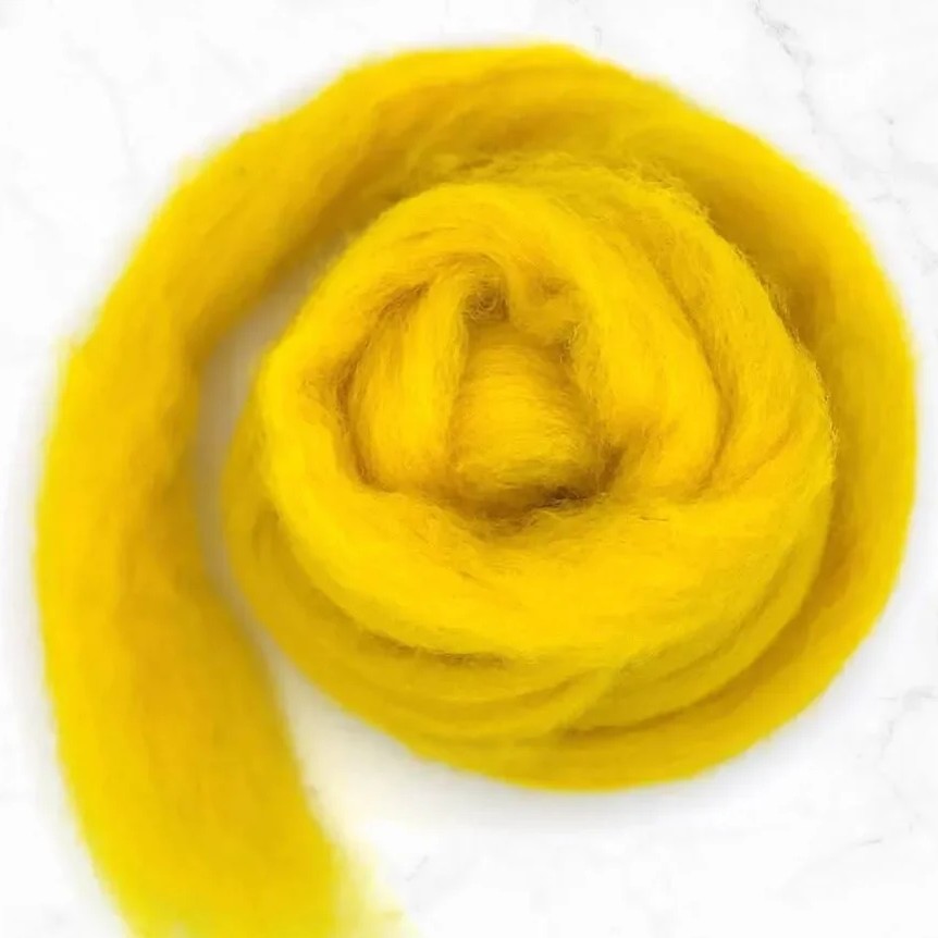 דוללת צמר מגולגלת בצבע צהוב