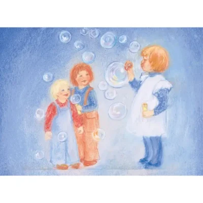 גלויה מאויירת בגווני כחול עם ציור של שלושה ילדים מפריחים בועות סבון